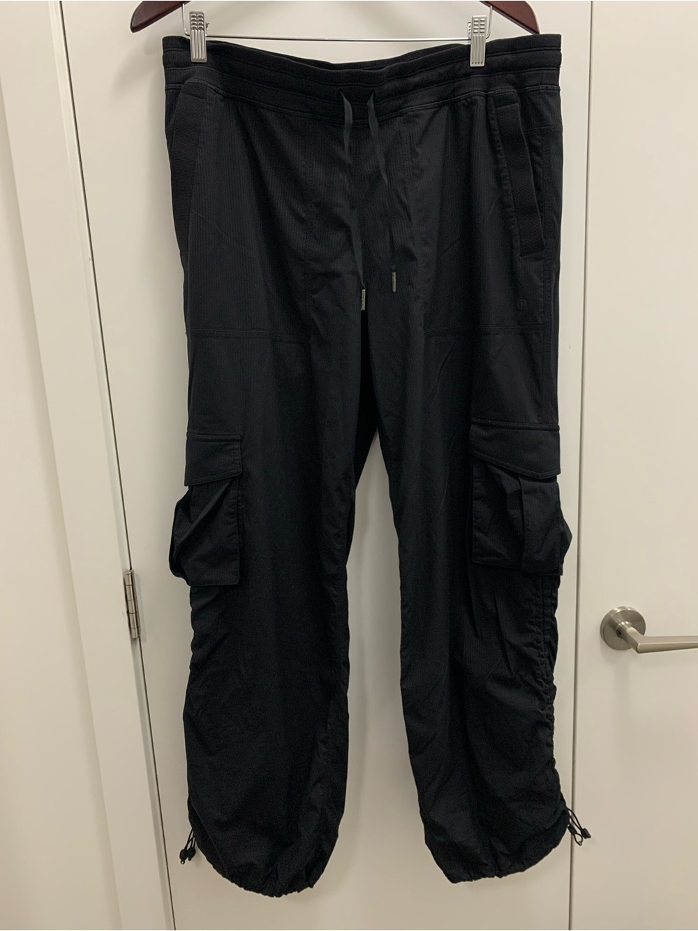 lululemon women’s Black Cargo Joggers with Drawstring Cuffs size XLx31” L